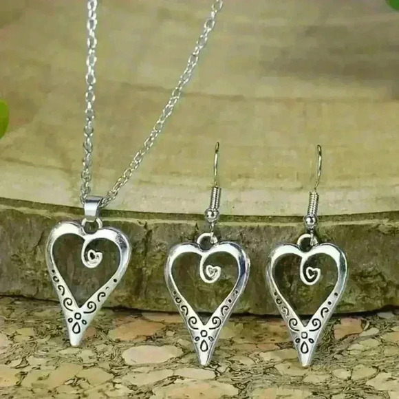 NWOT Beautiful Heart Necklace and Earrings Set - Picture 1 of 3